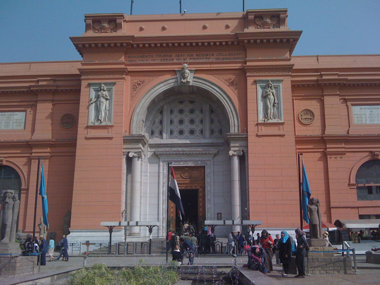 puerta del museo Egipcio